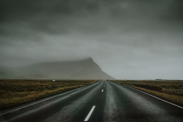 Carretera en carretera de montaña en un día nublado