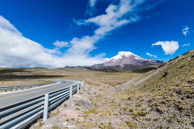 Carretera cerca del volcán Chimborazo en Ecuador