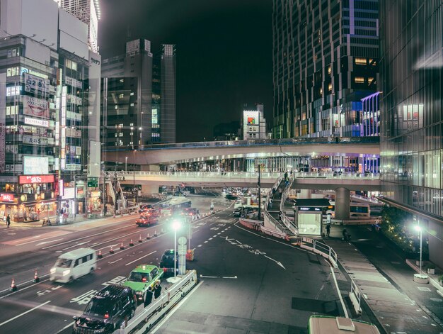 Carretera de la ciudad con coches y luces.