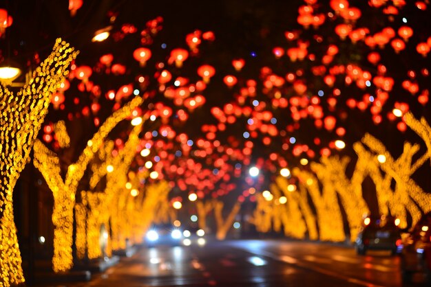 Carretera de ciudad iluminada