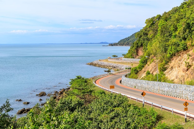 Carretera costera desde Noen Nangphaya View Point en Chanthaburi al este de Tailandia