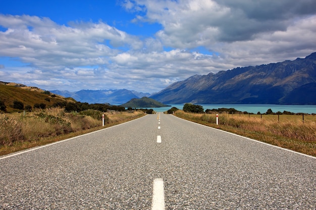 Carretera escénica del lago a través de las montañas en Nueva Zelanda