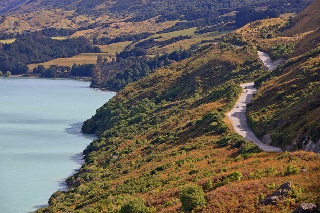 Carretera escénica del lago a través de las montañas en Nueva Zelanda