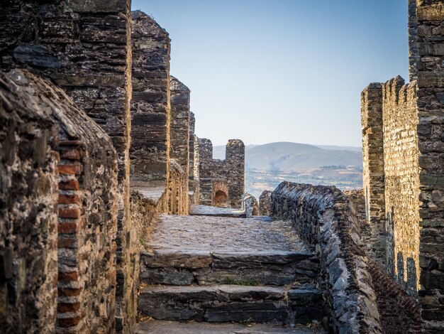 Carretera estrecha en las grandes murallas de un antiguo castillo - concepto de fondo