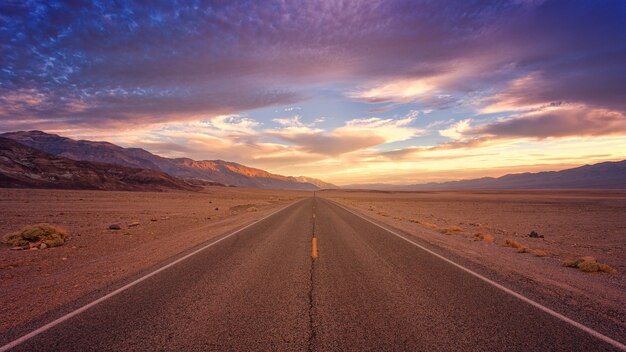 Carretera de hormigón marrón durante el día