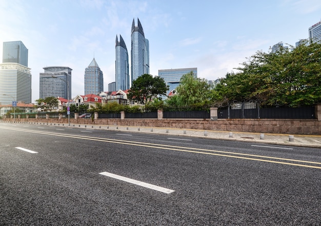 Carretera junto a edificios de oficinas