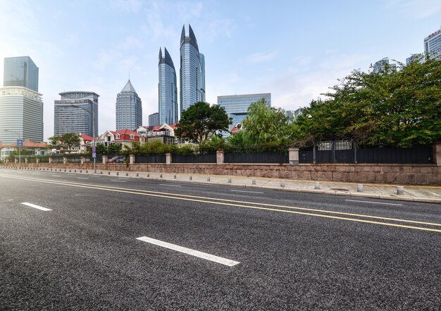 Carretera junto a edificios de oficinas