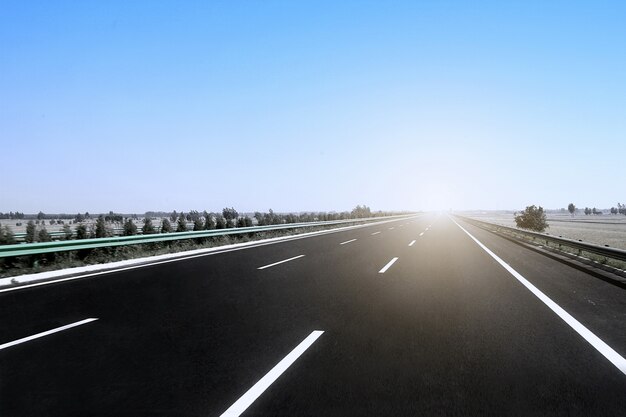 Carretera bajo la luz del sol