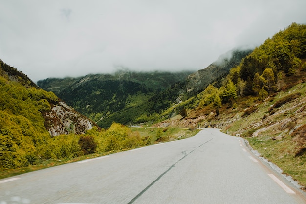 Carretera moderna rodeada de montañas