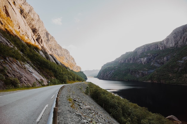 Carretera moderna rodeada de montañas