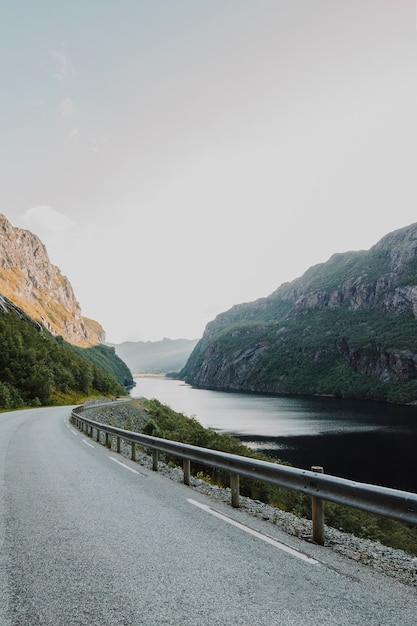 Carretera moderna rodeada de montañas