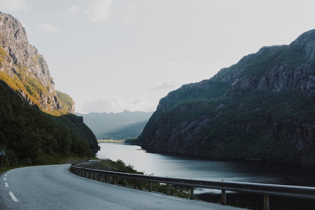 Carretera moderna rodeada de montañas