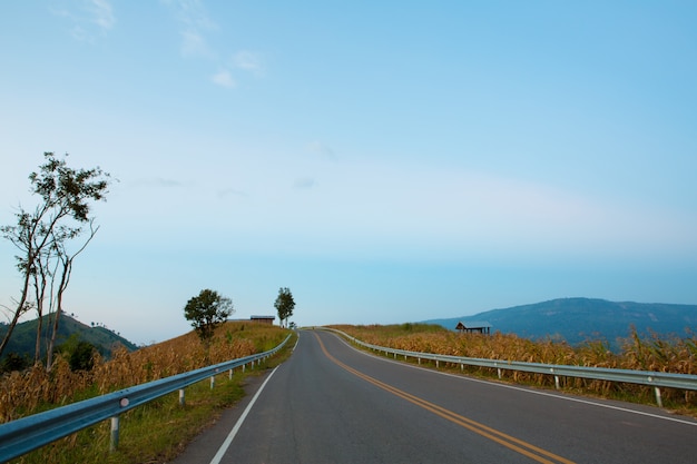 carretera de montaña con el cielo azul