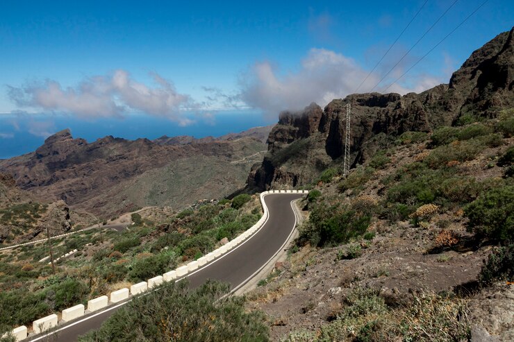 Carretera de montaña con fondo oceánico