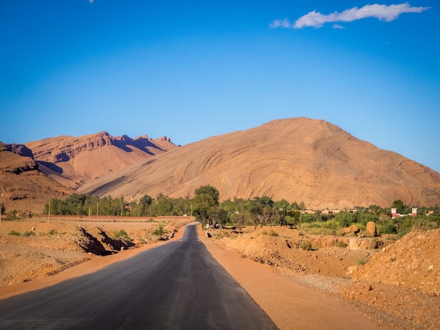 Carretera en las montañas del Atlas en Marruecos durante el día