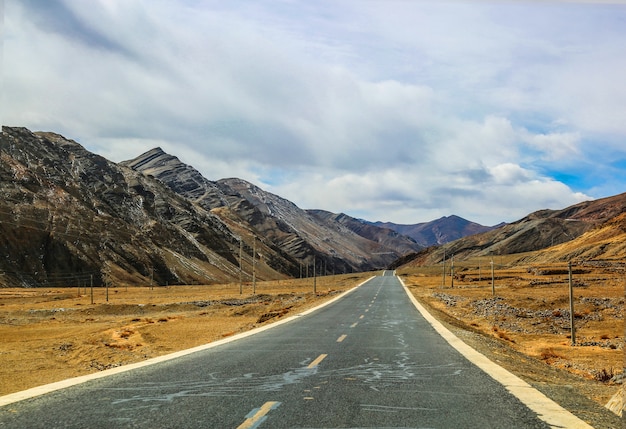 Carretera entre montañas