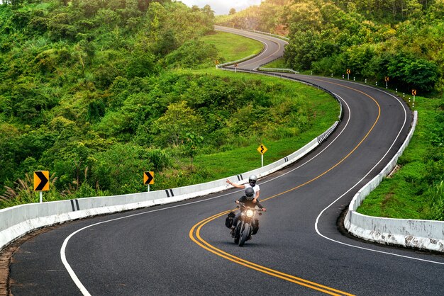 Carretera n. ° 3 sobre la cima de las montañas con selva verde en la provincia de Nan, Tailandia