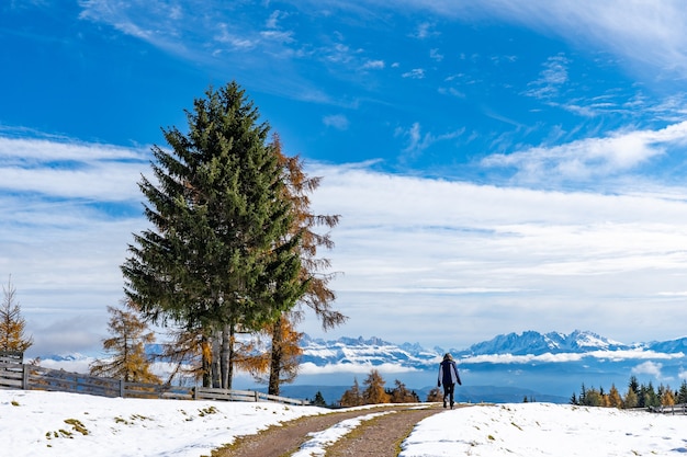 Carretera nevada en Tirol del Sur, Dolomitas, Italia