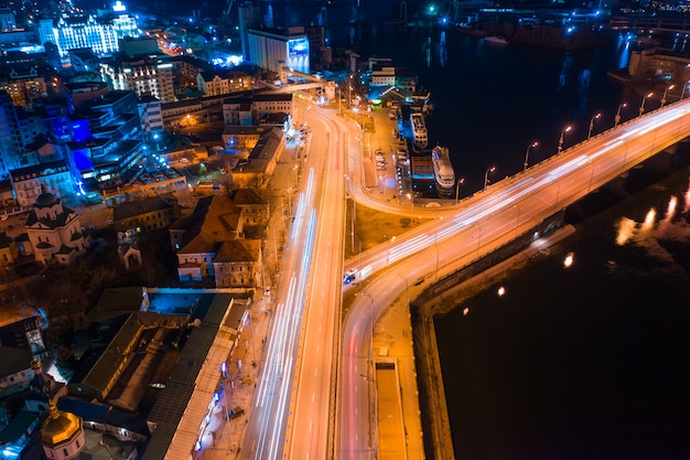 Carretera por la noche en ciudad moderna