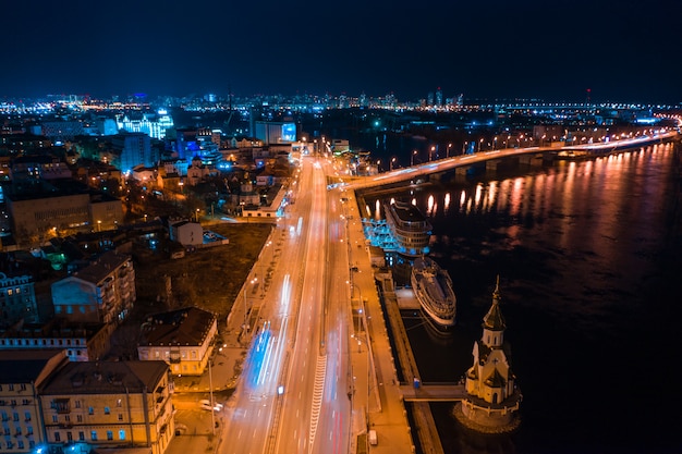 Carretera por la noche en ciudad moderna