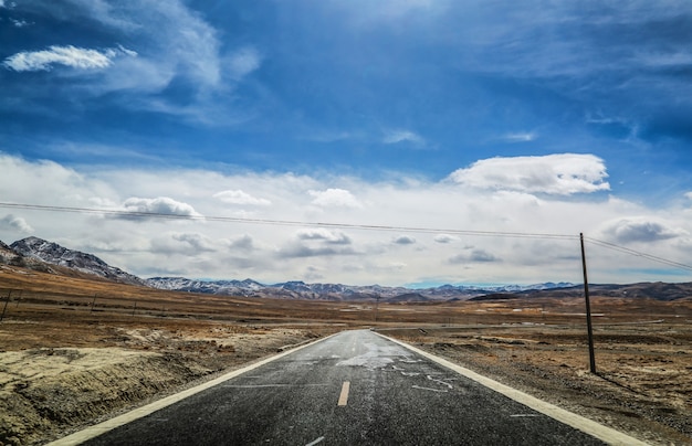 Carretera y paisaje árido