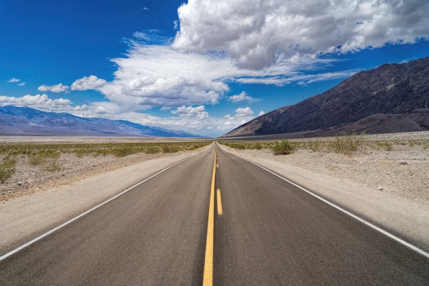 Carretera que conduce hacia la montaña