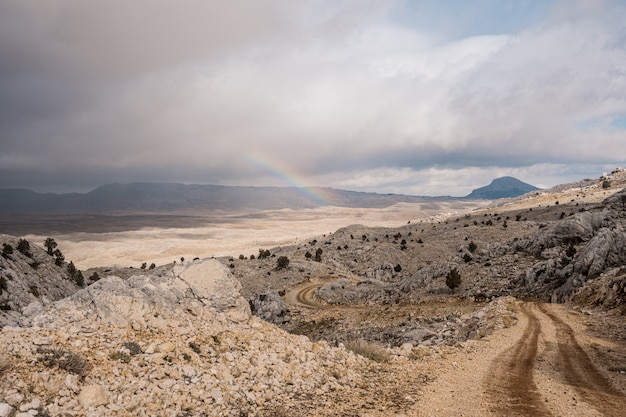 Carretera que sube a las montañas