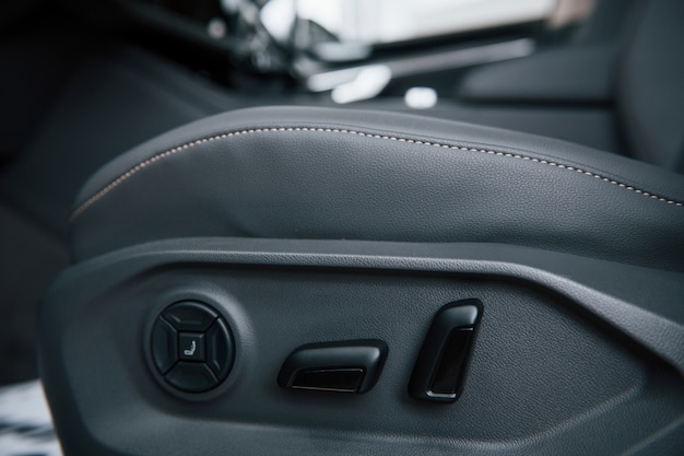 Carretera segura. Vista de cerca del interior del nuevo automóvil de lujo moderno