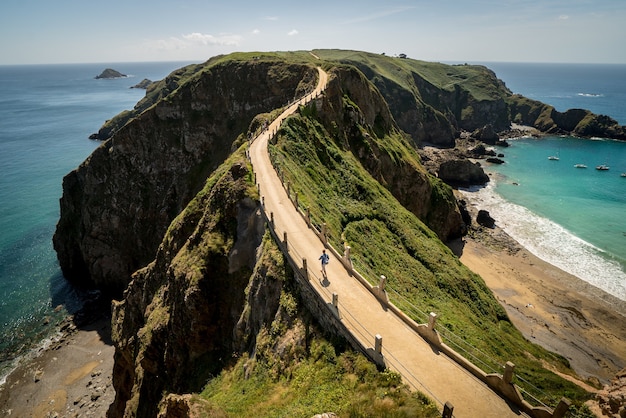 Carretera sobre los acantilados sobre el océano capturados en Herm Island, Islas del Canal