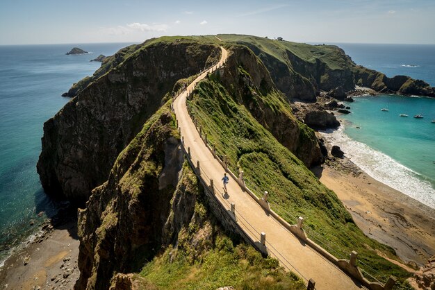 Carretera sobre los acantilados sobre el océano capturados en Herm Island, Islas del Canal