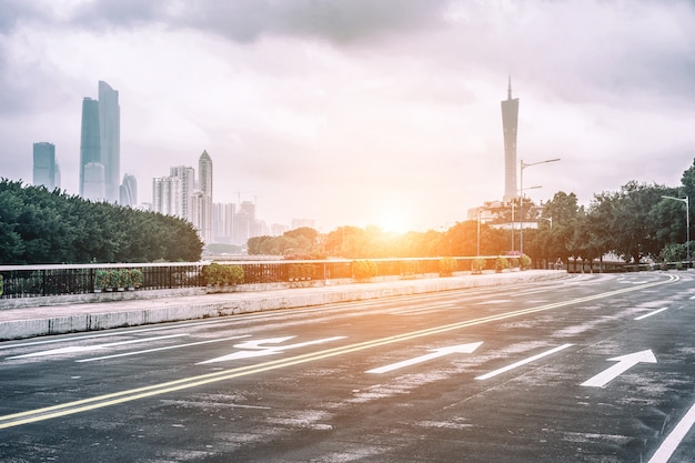 Foto gratuita carretera vacía al amanecer