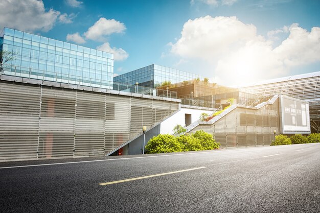 Carretera vacía cerca del exterior del edificio moderno