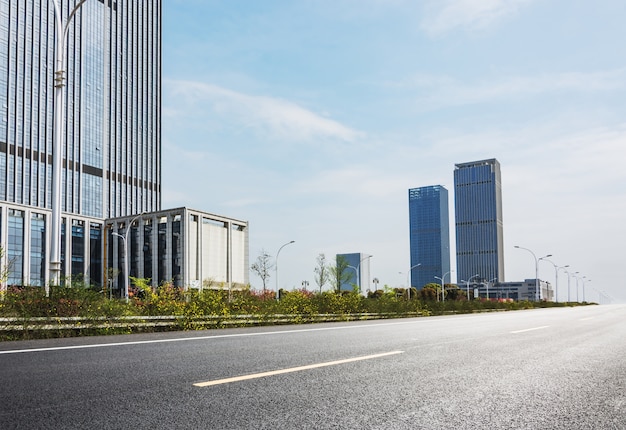 Carretera vacía con edificios en un día claro