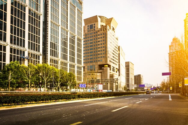 Carretera vacía en el exterior del edificio