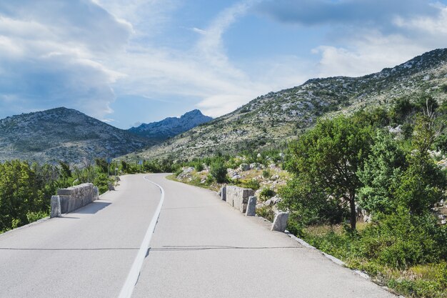 Carretera vacía a Mali Halan, sur de Velebit, serpenteante a través de montañas rocosas