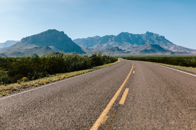 Carretera vacía en medio de la naturaleza.