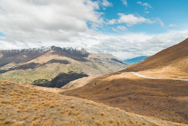 Carretera vacía recta que conduce al Parque Nacional Aoraki-Mount Cook