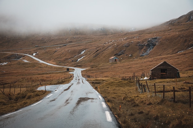 Carretera vacía en una zona desértica en las Islas Feroe durante el día