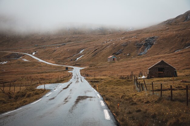 Carretera vacía en una zona desértica en las Islas Feroe durante el día