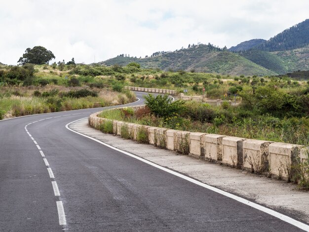 Carreteras con paisajes naturales.