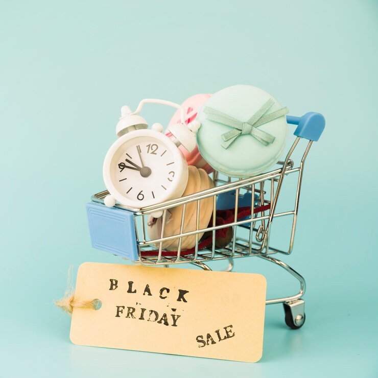 Foto gratuito carrito de compras con reloj despertador y macarrones cerca de la etiqueta de venta