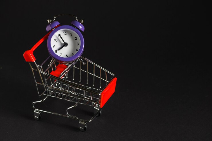 Foto gratuito carrito de compras con reloj despertador.