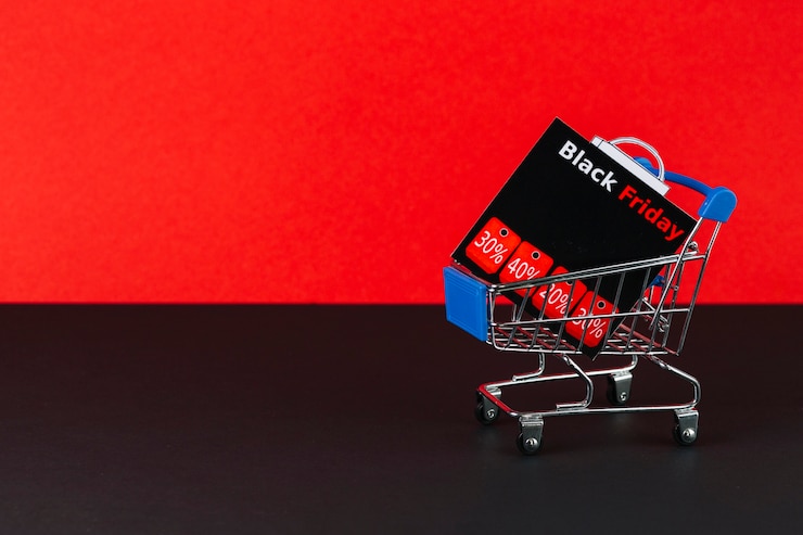 Foto gratuito carrito de compras vacío con tableta