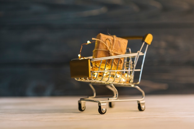 Carrito pequeño con caja de regalo.