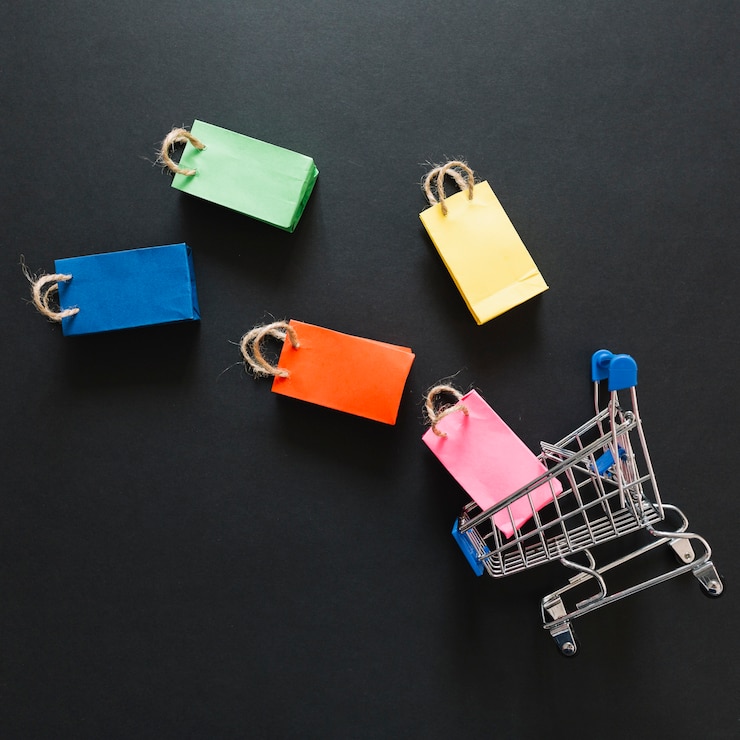 Foto gratuito carrito de supermercado de juguete con paquetes de colores.