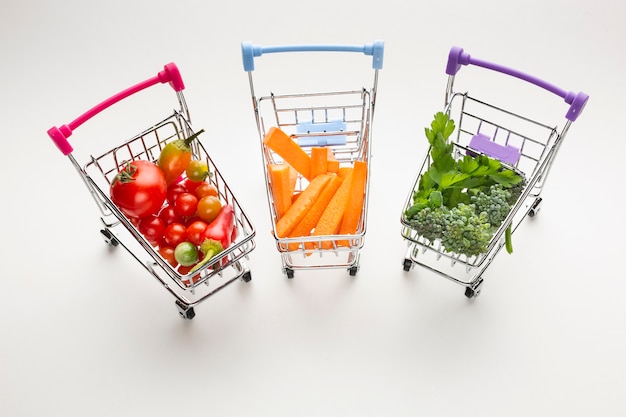 Carritos de compras con deliciosas verduras