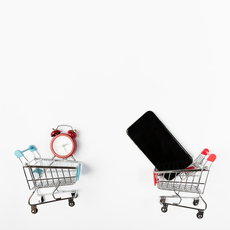 Foto gratuito carritos de compras con teléfono y despertador.