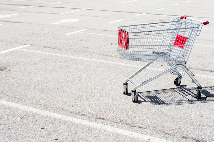 Foto gratuito carro de la compra fuera del supermercado
