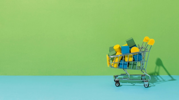 Carro de compras con elementos de madera.