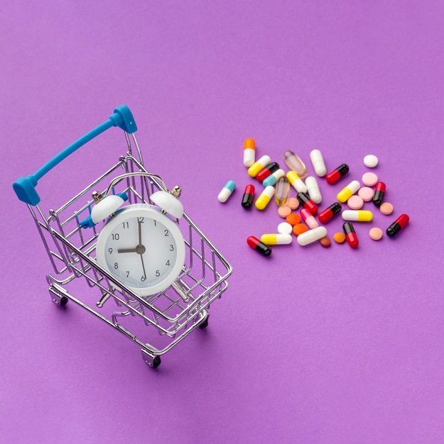 Carro de juguete con reloj y pastillas al lado